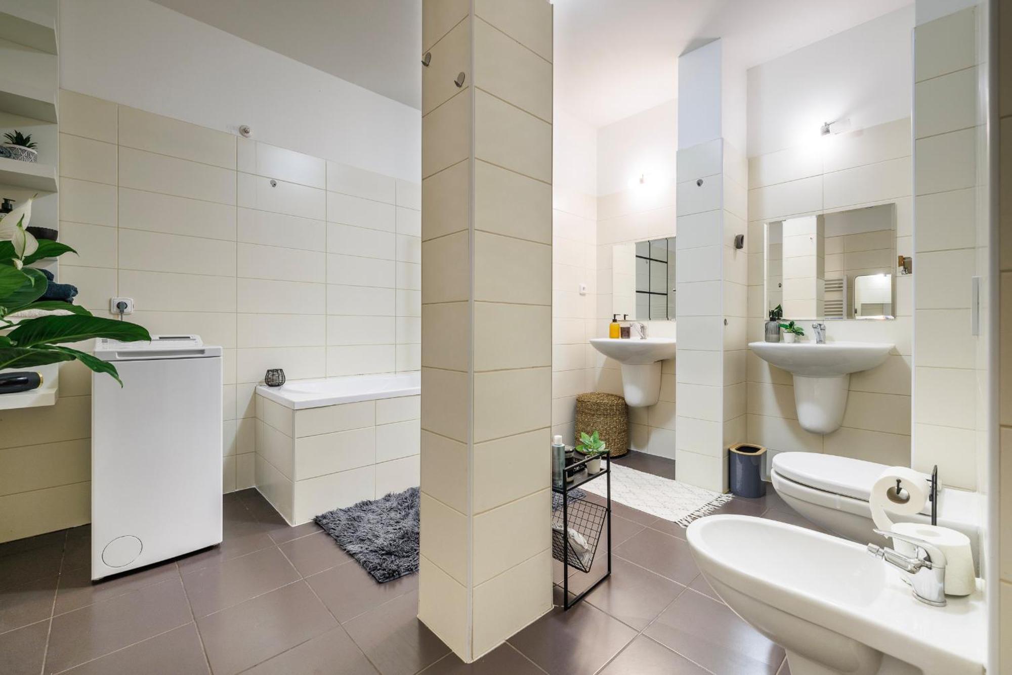 Spacious Flat & Parking Possibility, 3 Stops To Wenceslav Square Prague Exterior photo